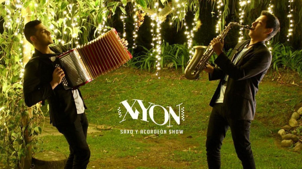Xyon saxo y Acordeón Show